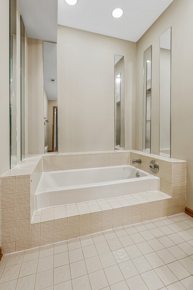 Building Photo - 1665 Commodore Ct