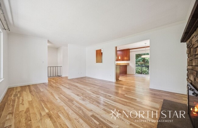 Building Photo - Beautiful Lake Oswego Ranch Home in Red Fo...