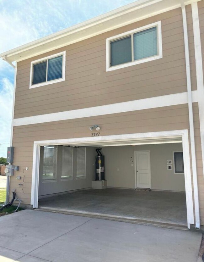 Building Photo - 3537 Brentwood Dr