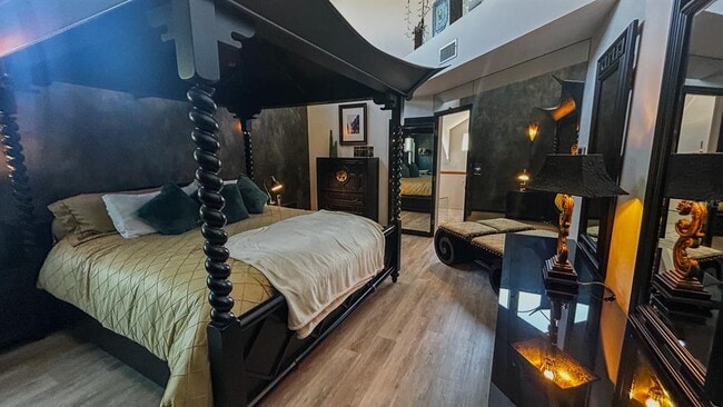 Building Photo - 1635 Royal Palm Dr S