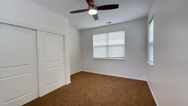 Building Photo - 662 Lacy Oak Dr