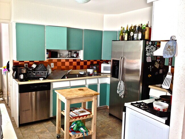 Building Photo - Updated 6 Bed 4 Bath House.  Pictures do n...