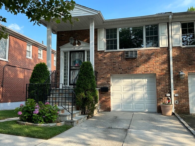 Top Floor - 1843 Clintonville St