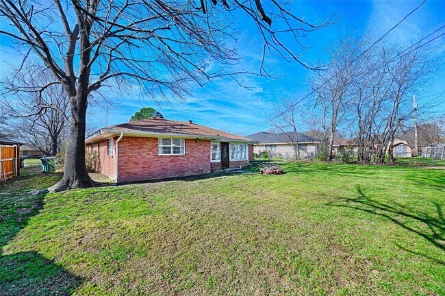 Building Photo - 2504 Burnett Dr
