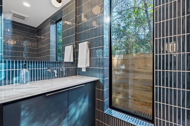 Building Photo - 1709 Willow St