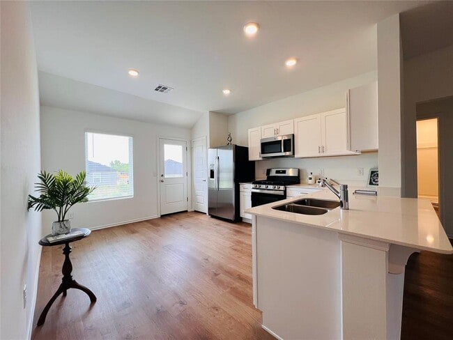 Building Photo - 604 Hillsboro Drive