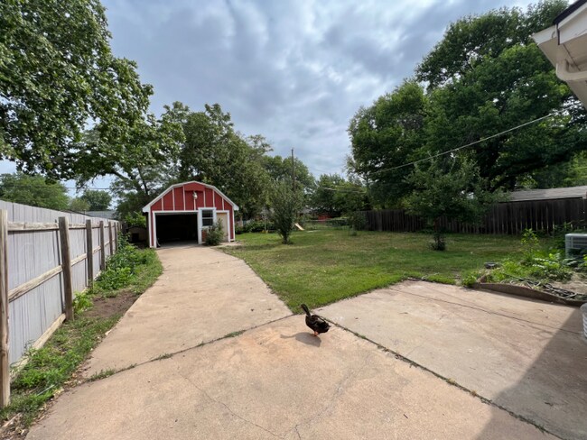 Building Photo - 7720 E Clay St