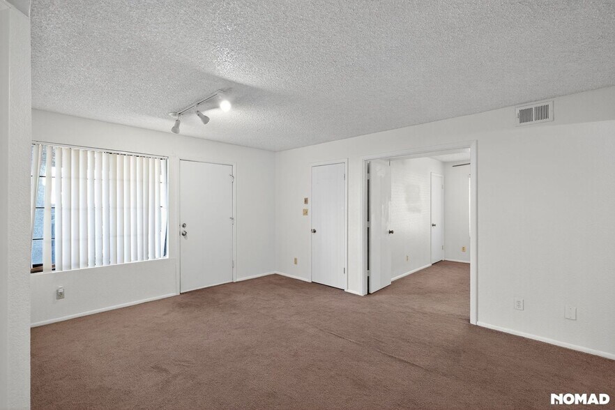 Building Photo - 1905 E University Dr