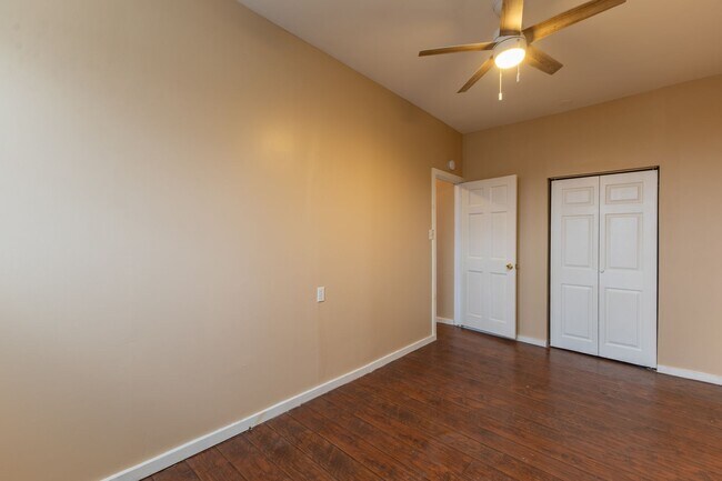 Building Photo - Recently renovated 1 bedroom, 1 bathroom a...
