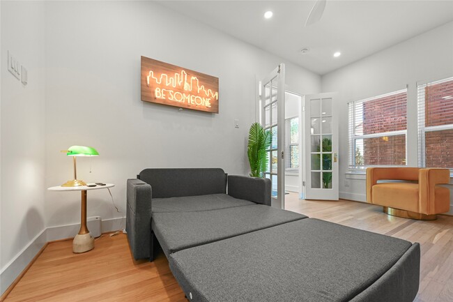 Building Photo - 808 Sul Ross St