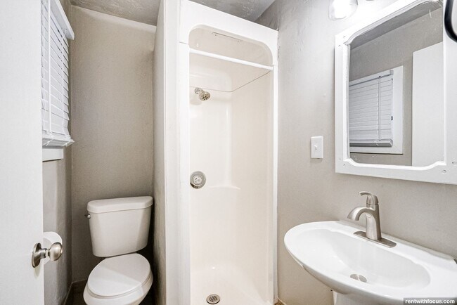 Building Photo - 712 W Lorain St