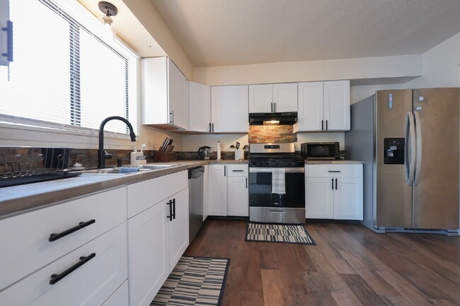 Building Photo - Furnished Master Bedroom 3 with Patio Access — Shared Executive Home