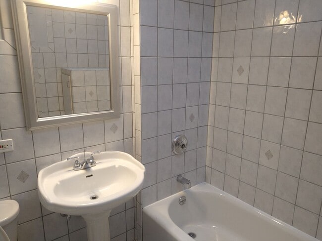 Building Photo - Nice Newly Remodeled 2Br, 1Bth, 2nd Floor -parking included