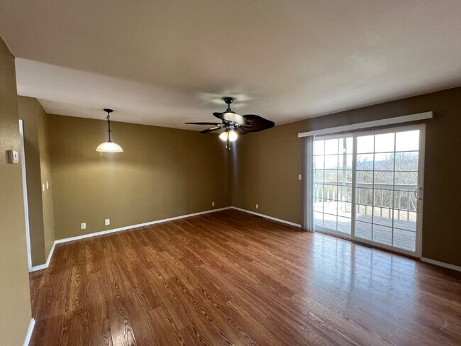 Building Photo - 2BR Prestine / Lakeview Townhouse