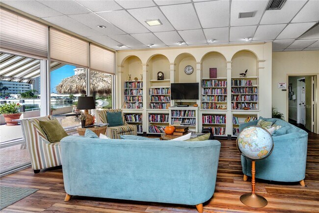Building Photo - 4650 Cove Cir