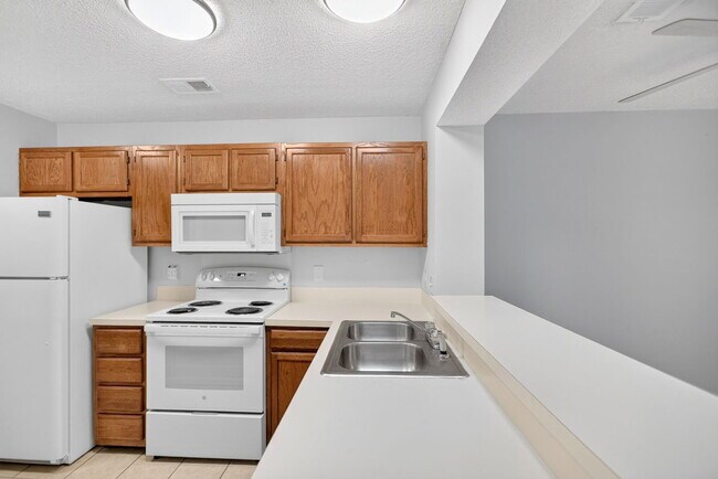 Building Photo - 8471 Yadkin Cir