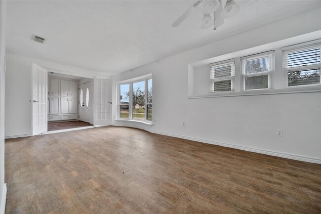 Building Photo - 501 Desert Aire Dr