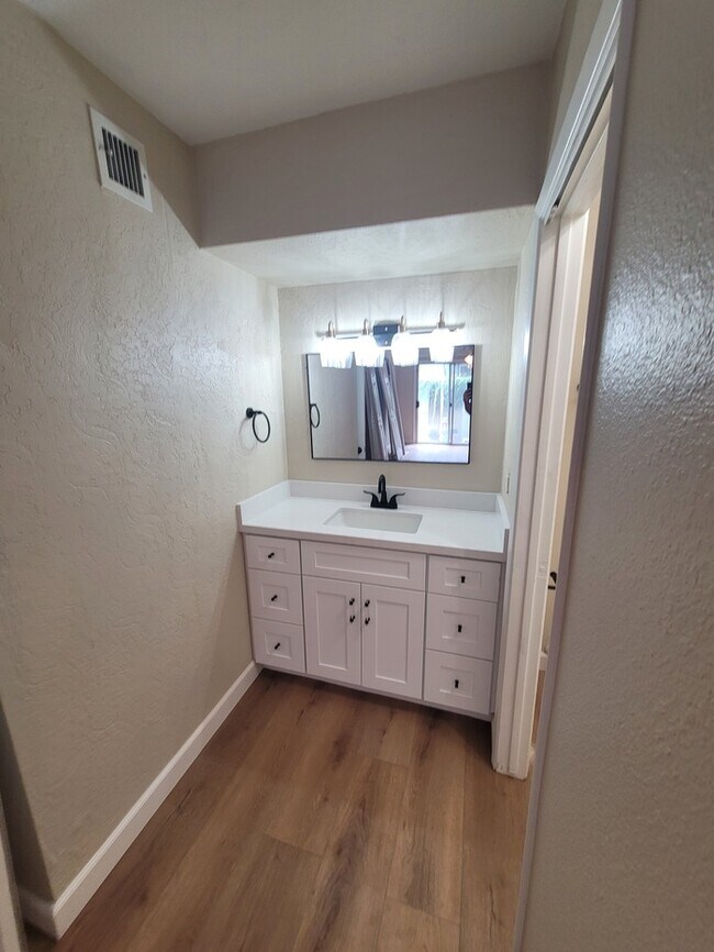 Building Photo - Remodeled 2/2 patio home for rent in sought-after central Phoenix area.