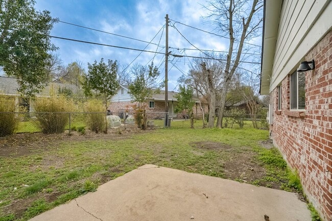 Building Photo - 2103 Pompton Dr