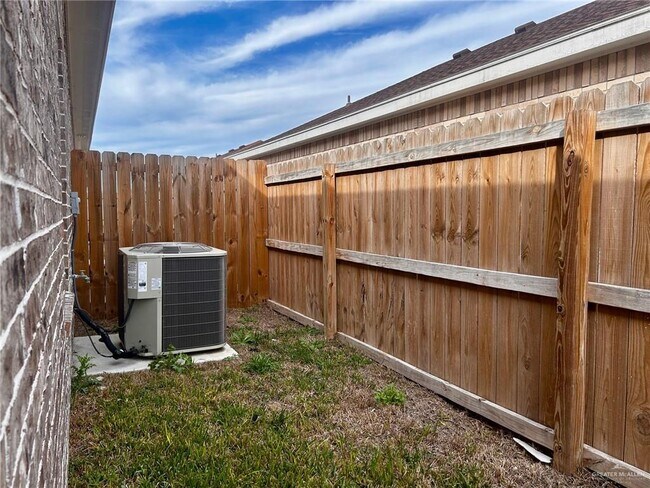 Building Photo - 908 W Kohala Ave