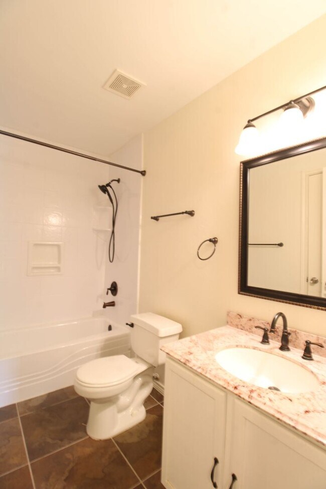 Building Photo - 8118 Chestnut Manor Dr