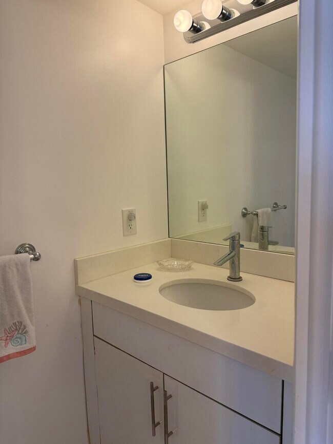 Building Photo - 1537 E Hillsboro Blvd