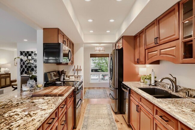 Building Photo - Lake Villas Condominiums ~ Redmond