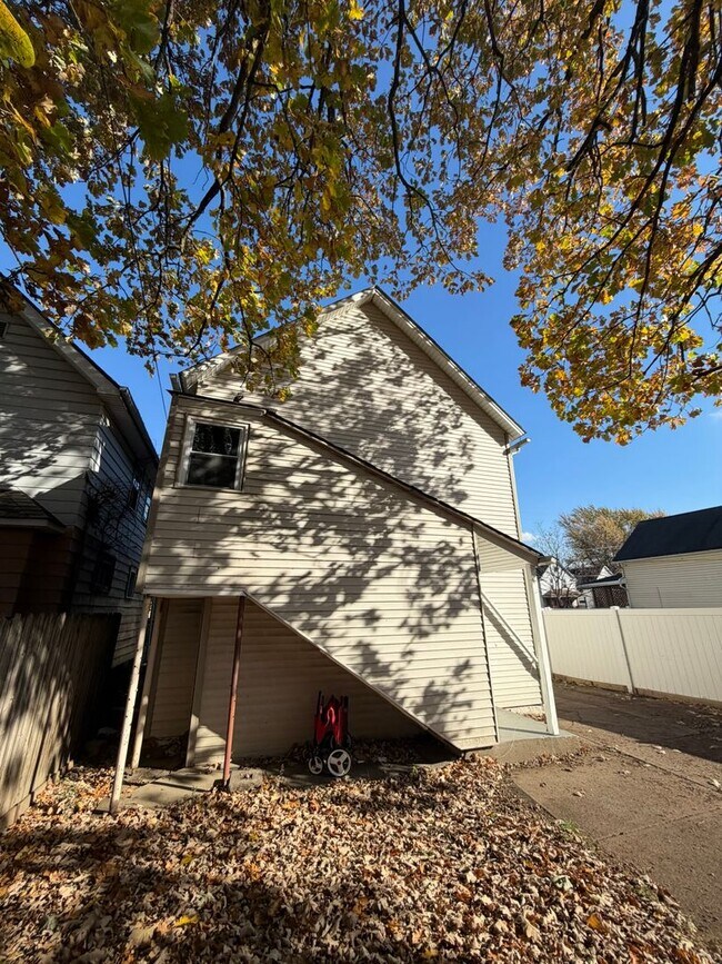 Building Photo - 2200 W 103rd St