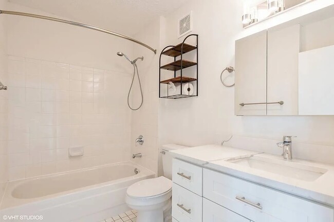 Building Photo - 111 W Maple St