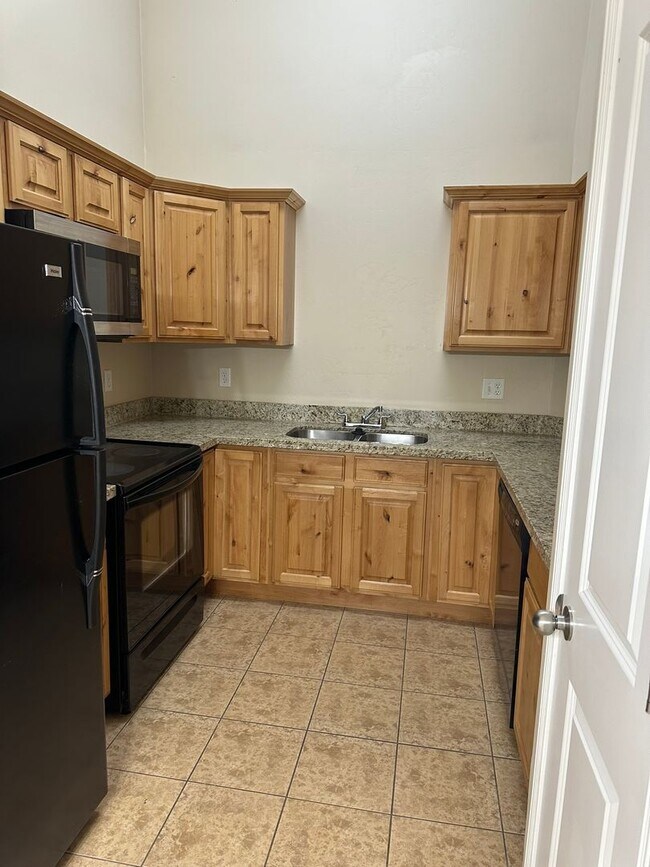 Building Photo - 3 Bedroom 2 Bathroom Townhome