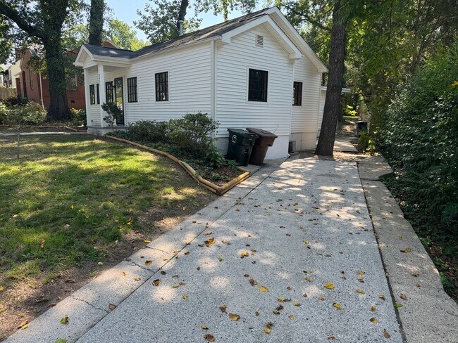 Building Photo - 2611 Sherwood St