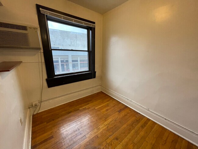Building Photo - 108 S Linn St