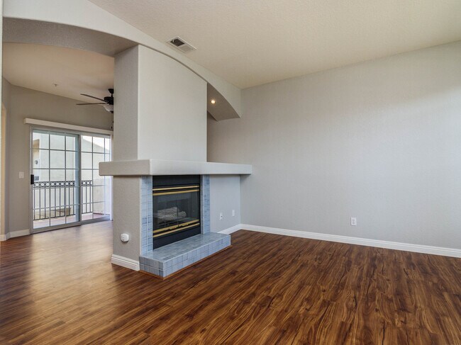 Building Photo - TOTALLY REMODELED, BLOCKS TO THE BEACH!