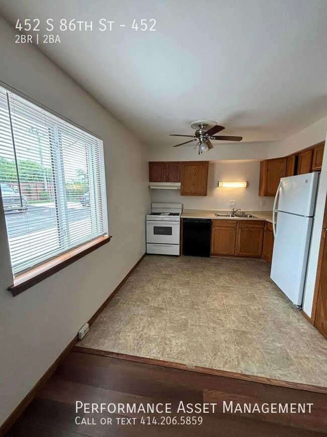 Building Photo - Charming 2 bed / 2bathTownhouse Apartment