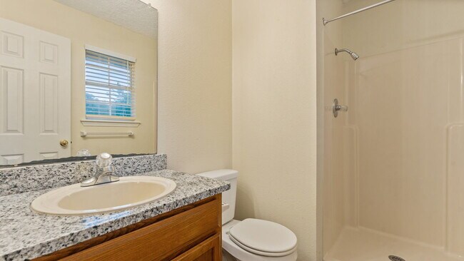 Building Photo - "Cozy 3-Bedroom Fayetteville Home with Mod...