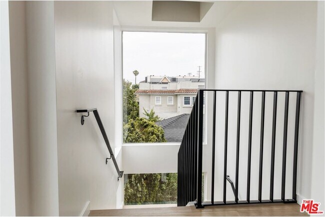 Building Photo - 843 Mariposa Ave