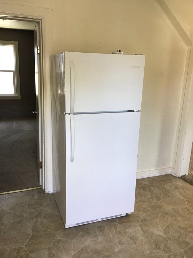 Building Photo - 362 W 5th St