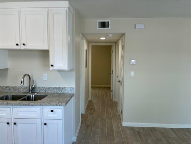 Building Photo - 705 Bustamante St