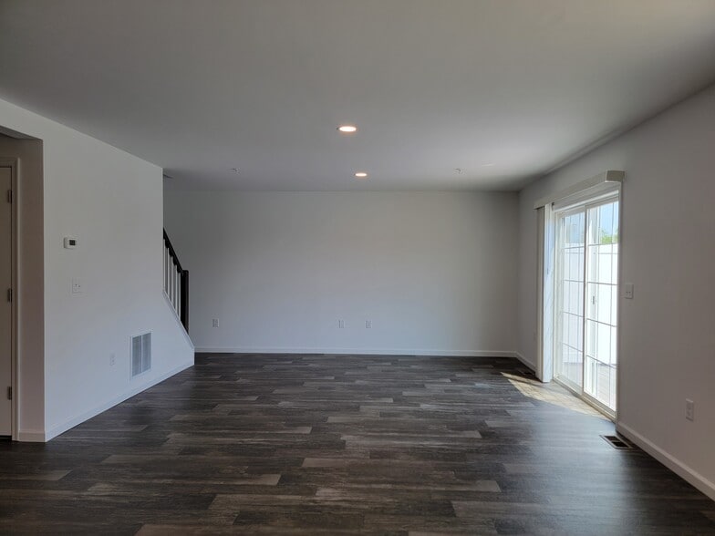 Building Photo - 130 Robert Cir