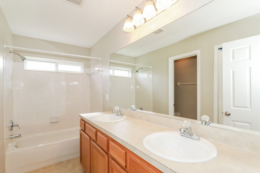 Building Photo - 2600 Creek Ridge Dr