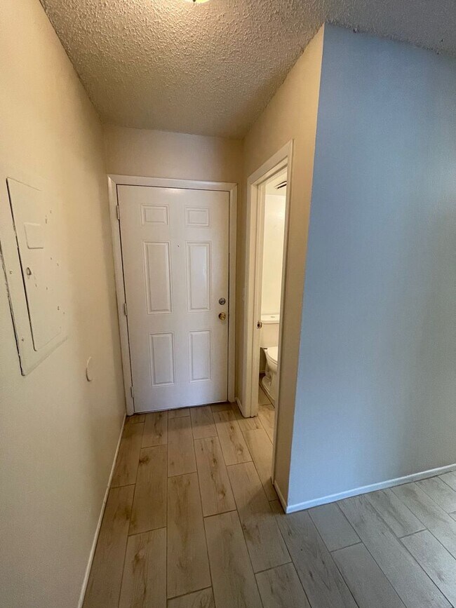 Building Photo - Large 2 Bedroom, 1 1/2 Bathroom Condo Available Immediately!