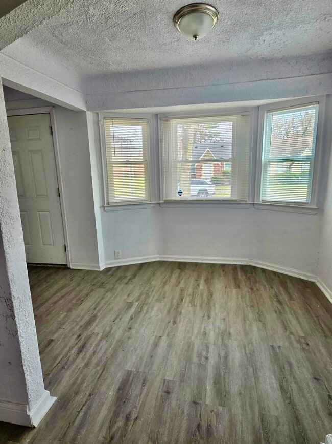 Building Photo - 9589 Mansfield St