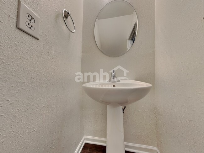 Building Photo - 704 Overlook Rd