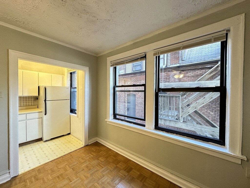 Building Photo - 716 W Belmont Ave