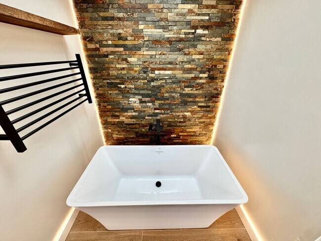 Building Photo - Great Neck Pool Home! First-Time Rental Available NOW! Pet Friendly - Corner Lot - Top Schools!