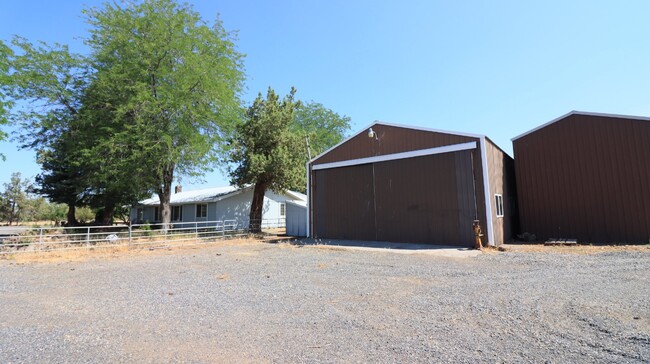 Building Photo - 3/2 Home on  4.85 Acres with views