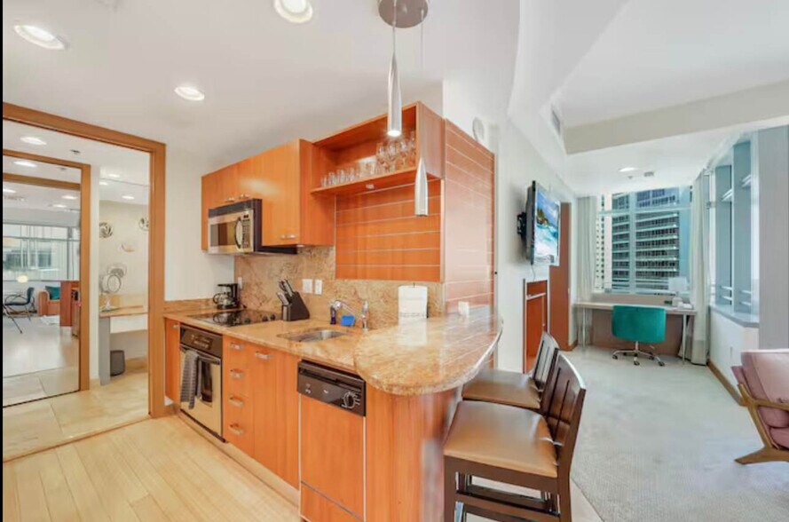 Building Photo - 1395 Brickell Ave