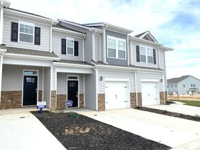 Building Photo - Newer Construction Townhome in Hendersonville