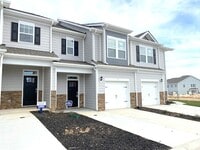 Building Photo - Newer Construction Townhome in Hendersonville
