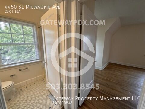 Building Photo - 4450 SE Milwaukie Ave